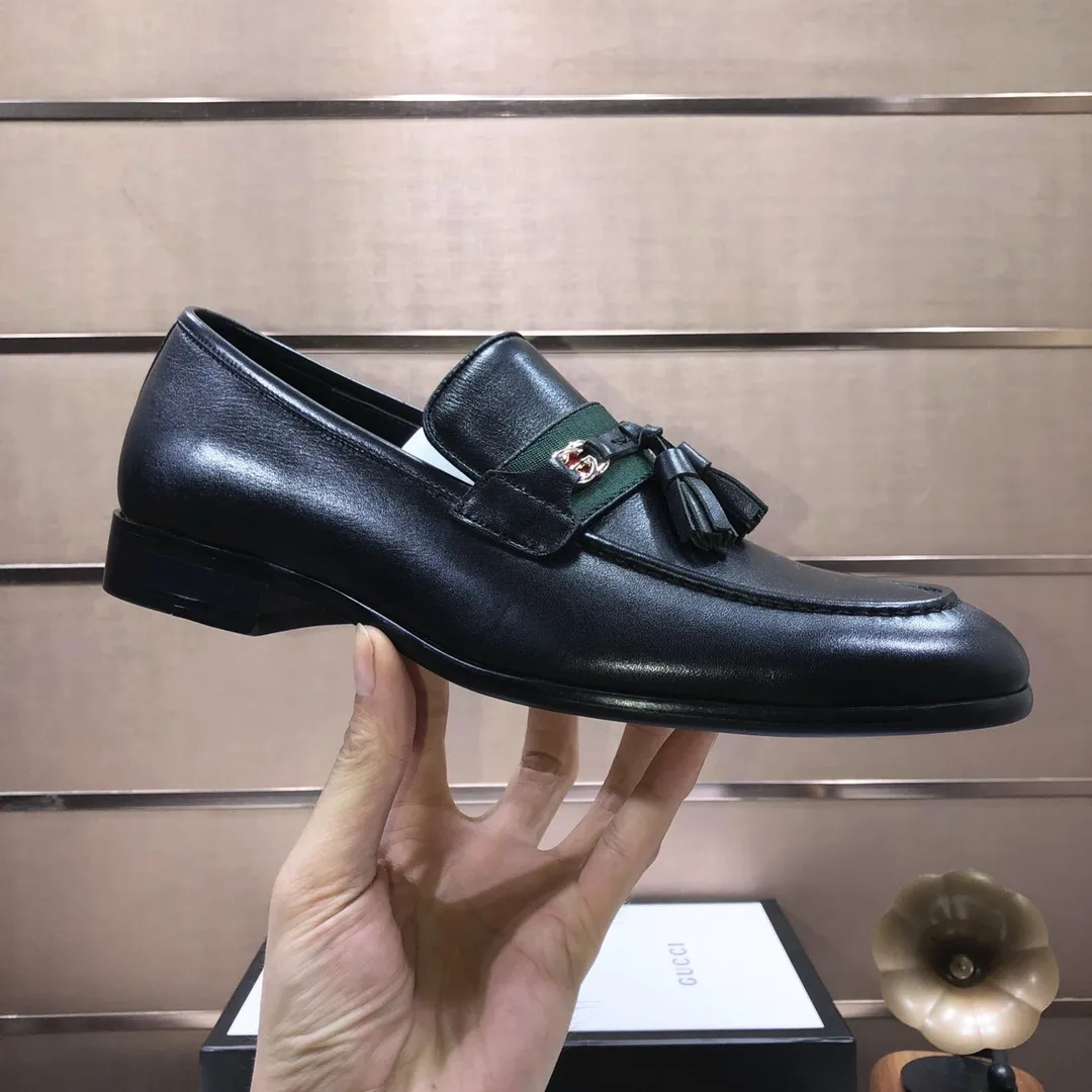 Factory batch 500💰Italy’s top luxury men’s shoe giant (GUCCI) (Gucci) (full cowhide lining) new arrival🍃Original European style🔰 Pleasant to the eye😍In order to make the shoes more durable and non-deformable🌀The production continues to follow traditional methods but there is still no lack of innovation💪The original sheepskin is selected for the leather♻️Smooth, natural and extra bright⭐Made of imported cowhide The rich man’s first choice 38-45 (45 customized)